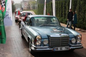 Sakarya'da klasik ara&ccedil;larla 'Cumhuriyet rallisi' ger&ccedil;ekleşti