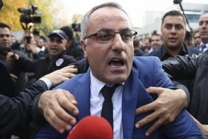 G&ouml;k&ccedil;ek'in istifa toplantısında olay &ccedil;ıktı