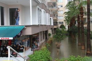 Alanya'da hortum ve yağmur hayatı fel&ccedil; etti