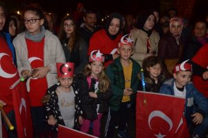 Bursa'da bin kişilik fener alayı y&uuml;r&uuml;y&uuml;ş&uuml;
