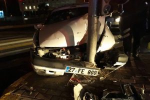 Otomobil aydınlatma direğine &ccedil;arptı: 3 yaralı