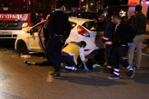 İstanbul'da iki otomobil &ccedil;arpıştı: 5 yaralı