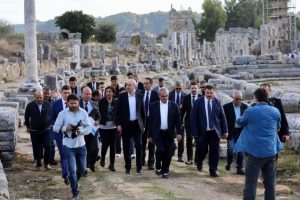 Kurtulmuş: "Perge antik kentini d&uuml;nyaya a&ccedil;malıyız"
