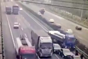 Ke&ccedil;iler zincirleme kazaya yol a&ccedil;tı: 2 &ouml;l&uuml;