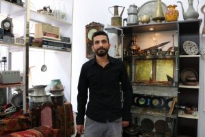 Topladığı antikalardan kişisel m&uuml;ze oluşturdu