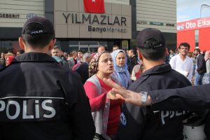 Bursa'da mahallelinin &uuml;st ge&ccedil;it ve tramvay inşaatı isyanı!