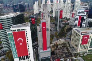 G&ouml;kdelenler dev T&uuml;rk bayraklarıyla donatıldı