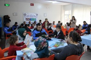 Polisler ve işitme engelli &ouml;ğrenciler birlikte kitap okudu