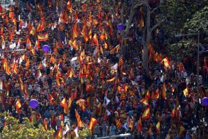 B&ouml;l&uuml;nmeye karşı &ccedil;ıkan binler Barcelona sokaklarında