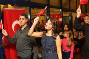 Bursa Nil&uuml;fer'de Cumhuriyeti Bayramı'nı dansla kutladılar