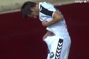 Talihsiz futbolcuya 10 dikiş!
