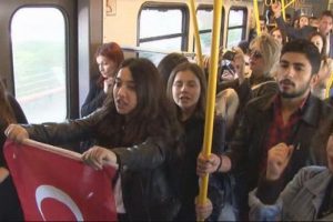 Metroda yolcular &ouml;nce şaşırdı, sonra eşlik etti