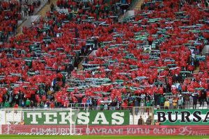 Bursa'da trib&uuml;nler kırmızı beyaza b&uuml;r&uuml;nd&uuml;!