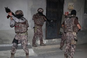 Adana'da DEAŞ operasyonu: 18 g&ouml;zaltı