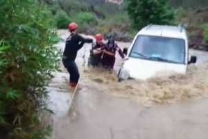 Dereye d&uuml;şen ara&ccedil;ta mahsur kalanları itfaiye kurtardı