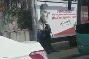 Atat&uuml;rk fotoğrafını b&ouml;yle temizledi! B&uuml;y&uuml;k ilgi g&ouml;rd&uuml;