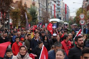 Eskişehir'de binlerce kişi 'Cumhuriyet' i&ccedil;in y&uuml;r&uuml;d&uuml;
