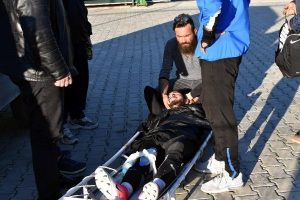 Sakatlanan futbolcu dakikalarca ambulans bekledi