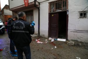 &Ouml;nce kız kardeşini bı&ccedil;akladı, sonra kendi boğazını kesti