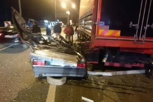 TIR'a &ccedil;arpan otomobilin s&uuml;r&uuml;c&uuml;s&uuml; &ouml;ld&uuml;