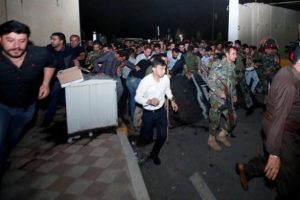 Kuzey Irak'ta gerginlik! Parti binaları ateşe verildi