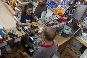 Sevgilisi kasiyeri oyalarken sadaka kutusunu &ccedil;aldı
