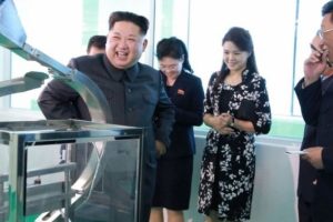 Kim Jong-un nadir g&ouml;r&uuml;nt&uuml;lenen eşiyle kozmetik fabrikasına gitti