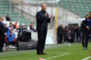 Bursaspor Teknik Direkt&ouml;r&uuml; Le Guen: "Cenk, Gomis ve Eto'o'yu kadromda g&ouml;rmek isterdim"