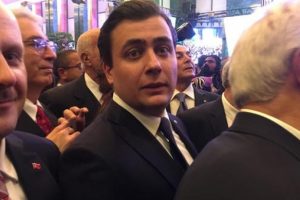 Resepsiyonda oğul G&ouml;k&ccedil;ek s&uuml;rprizi