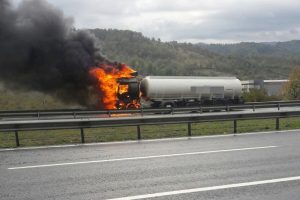 Bitkisel yağ y&uuml;kl&uuml; tanker alev alev yandı