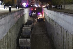 Otomobil inşaata u&ccedil;tu: 1 &ouml;l&uuml;, 4 yaralı