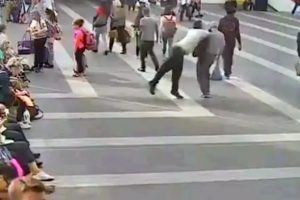 Sebepsiz yere tanımadığı şahsa saldırdı