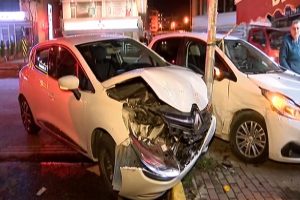 İstanbul Pendik'te iki aracın &ccedil;arpıştığı kamerada