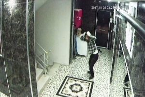 Ağzını kapatıp evi soymaya kalktılar!