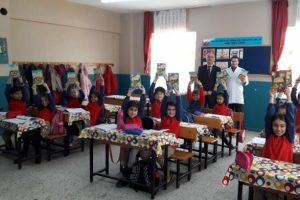 Gebzeli &ccedil;ocuklar kitaplarına kavuştu