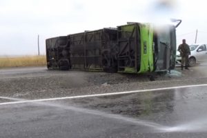 Diyarbakır'da yolcu otob&uuml;s&uuml; devrildi: 23 yaralı