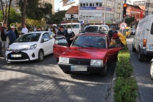 Sıkışan trafikte direksiyon başında uyuyakaldı