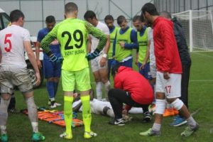Gol sevinci yaşayan futbolcu ayağını kırdı