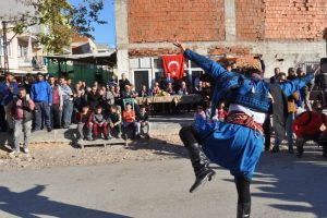 Bursa Emniyet m&uuml;d&uuml;r&uuml;ne Romanlardan renkli karşılama