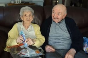 98 yaşındaki anne 80 yaşındaki oğluna bakabilmek i&ccedil;in huzurevine taşındı