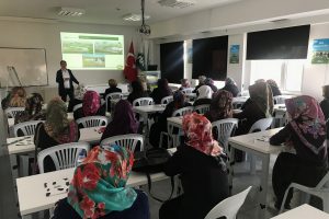 Bursa'da kadın &ccedil;ift&ccedil;iler S&uuml;t Hayvancılığı Eğitim Merkezi'nde