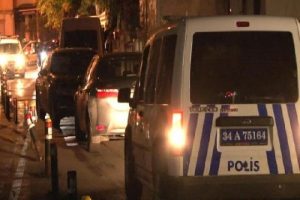 &Uuml;nl&uuml; avukata restoranda UZİ'li suikast!