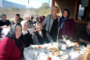 Bursa Nil&uuml;fer Kadın Korosu, Kayapalı kadınlara konuk oldu