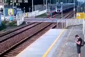 Trenin &ccedil;arptığı gen&ccedil; kız metrelerce u&ccedil;tu