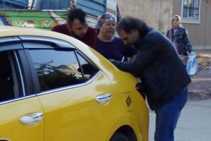 Ailesi taksiciye yalvardı: Ne olur şikayet&ccedil;i ol