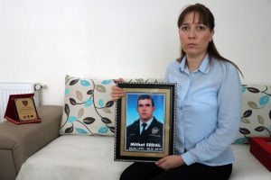 O polisin eşi 'şehitlik' hakkı istiyor
