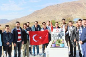 &Ouml;ğrenciler şehit Fethi Sekin'i doğum g&uuml;n&uuml;nde unutmadı