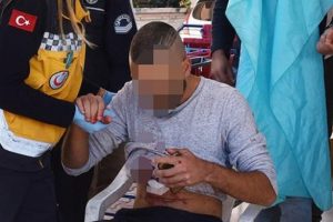 &Uuml;niversitelilerden bı&ccedil;aklı kavga!