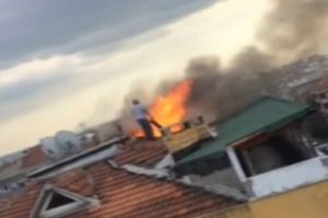 Elindeki bezle yangına m&uuml;dahale etti!
