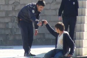 Polis intiharın eşiğinden son anda aldı